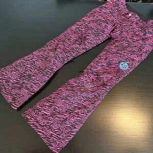 Betty rides Pink and Black snowboarding, ski Pants‎ size extra small women’s